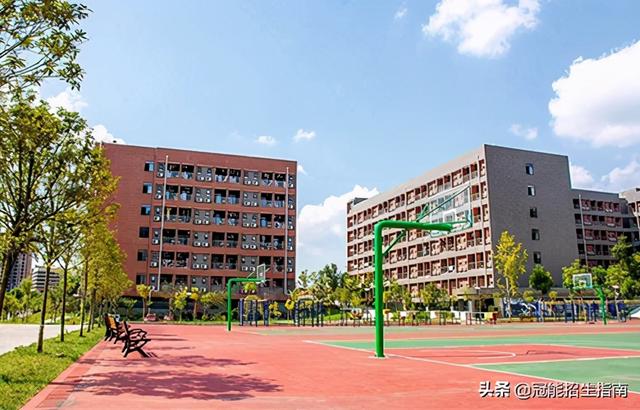 成都高鐵職業(yè)學(xué)校哪個學(xué)校比較好(成都新運高鐵職業(yè)學(xué)校圖片)