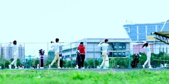 成都藝術(shù)職業(yè)學(xué)院學(xué)費(成都藝術(shù)職業(yè)學(xué)院鄧一)